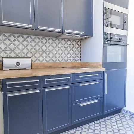 Splendid 2 Bedrooms Muret Street Канны